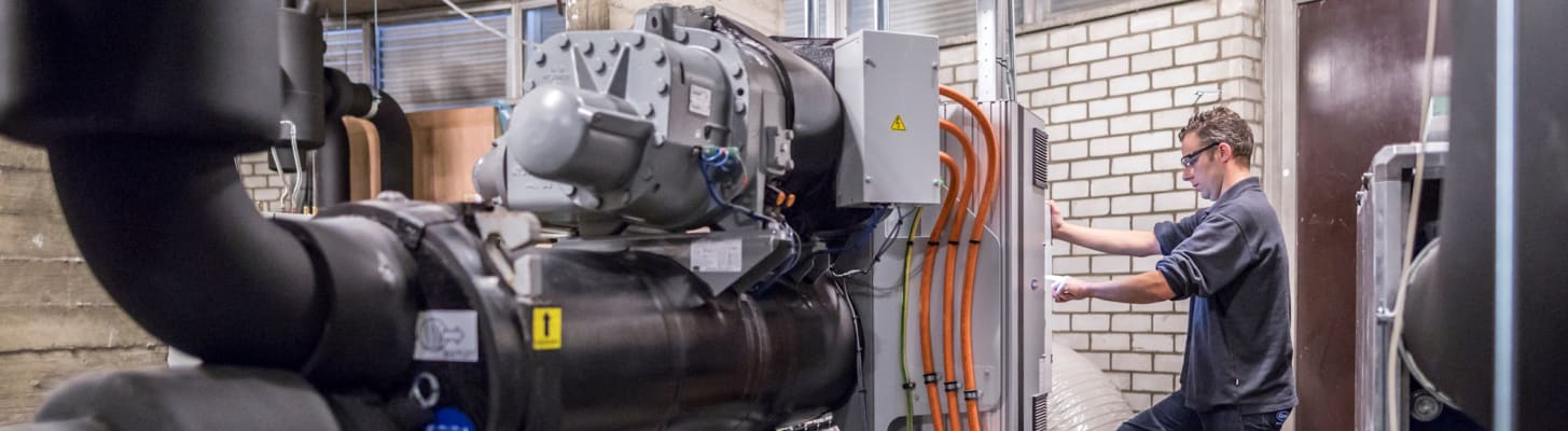 carrier-service-technician-on-site-water-cooled-chiller_c