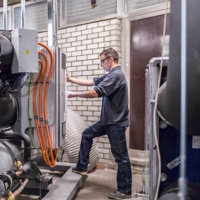 carrier-service-technician-on-site-water-cooled-chiller_sq