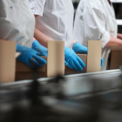 workers-packing-parts_sq