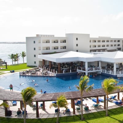 hotel-resort-swimming-pool_sq