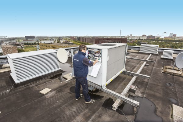 carrier-service-technician-on-roof