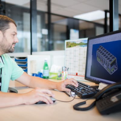 carrier-montluel-engineer-designing-3D-chiller_sq