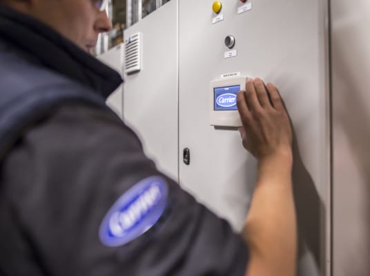 carrier-service-technician-controls-monitoring