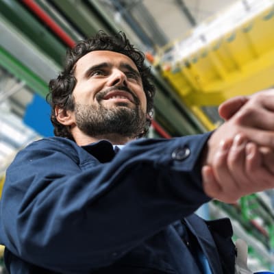 carrier-service-handshake_sq