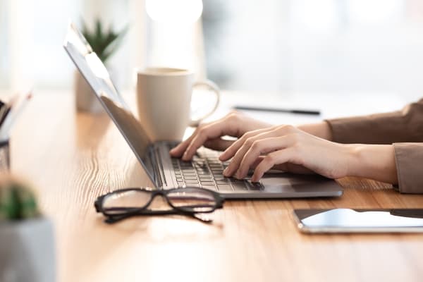 woman-working-on-laptop-3x2