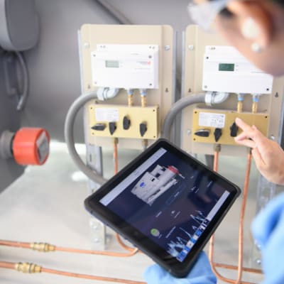 carrier-service-tech-with-tablet-mobile