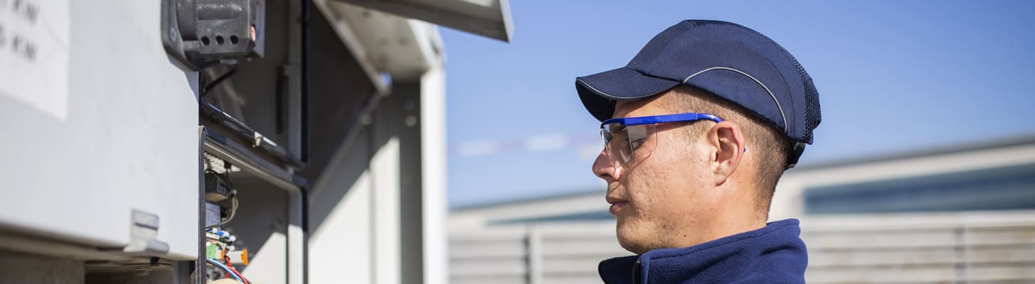 carrier-bluedge-service-technician-on-site-commissioning_h