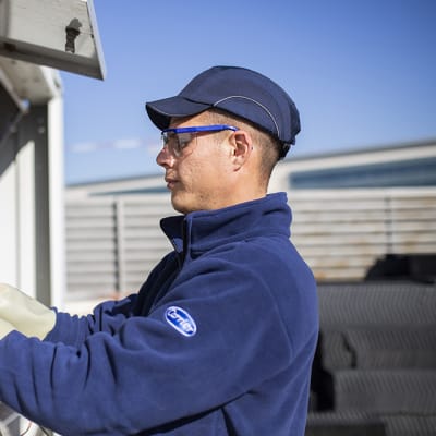 carrier-bluedge-service-technician-on-site-commissioning_sq