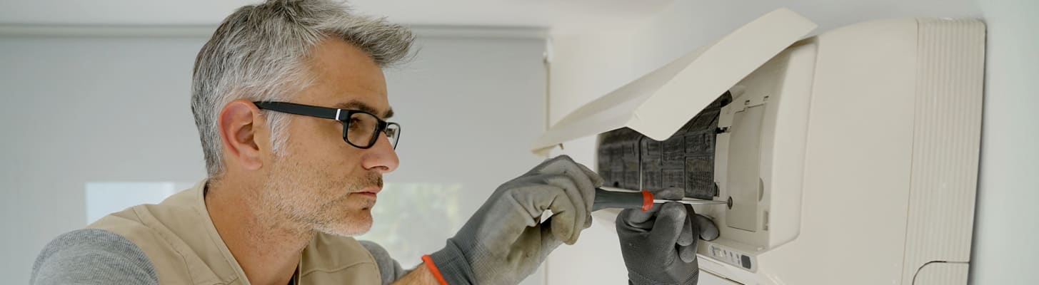 technician-repairing-air-conditioning-unit_h