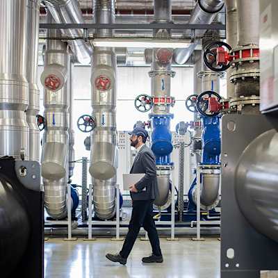carrier-service-service-on-factory-site_sq