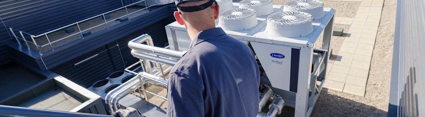 carrier-bluedge-service-technician-on-roof_h