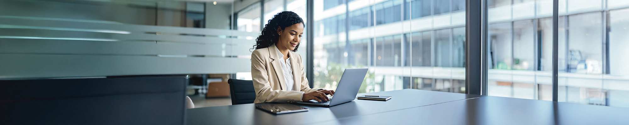 woman-using-computer-in-office-2000x400