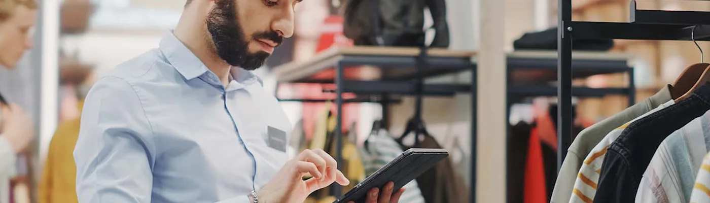 man-using-tablet-in-retail-store-2-2000x400