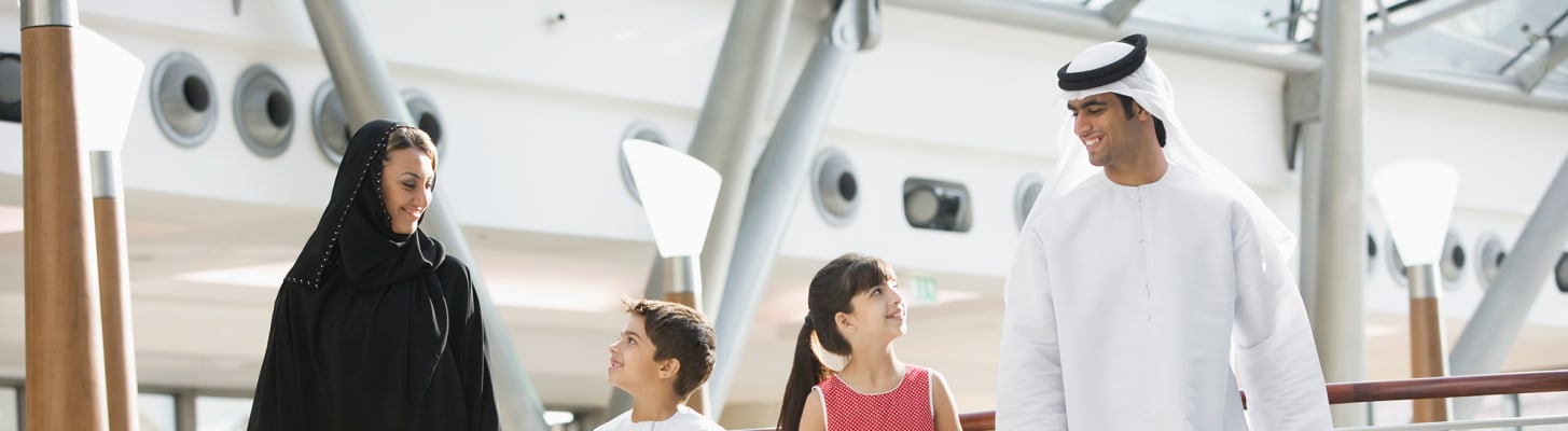 happy-family-at-mall_c