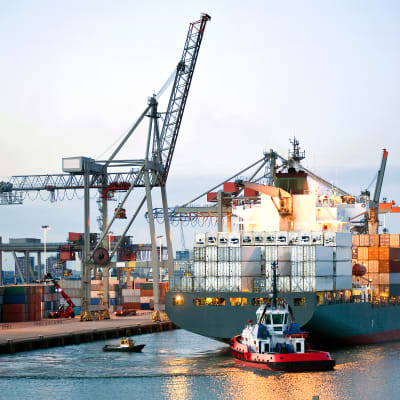 container-ship-docking_sq