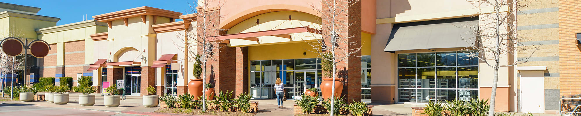 retail-store-exterior-4x1