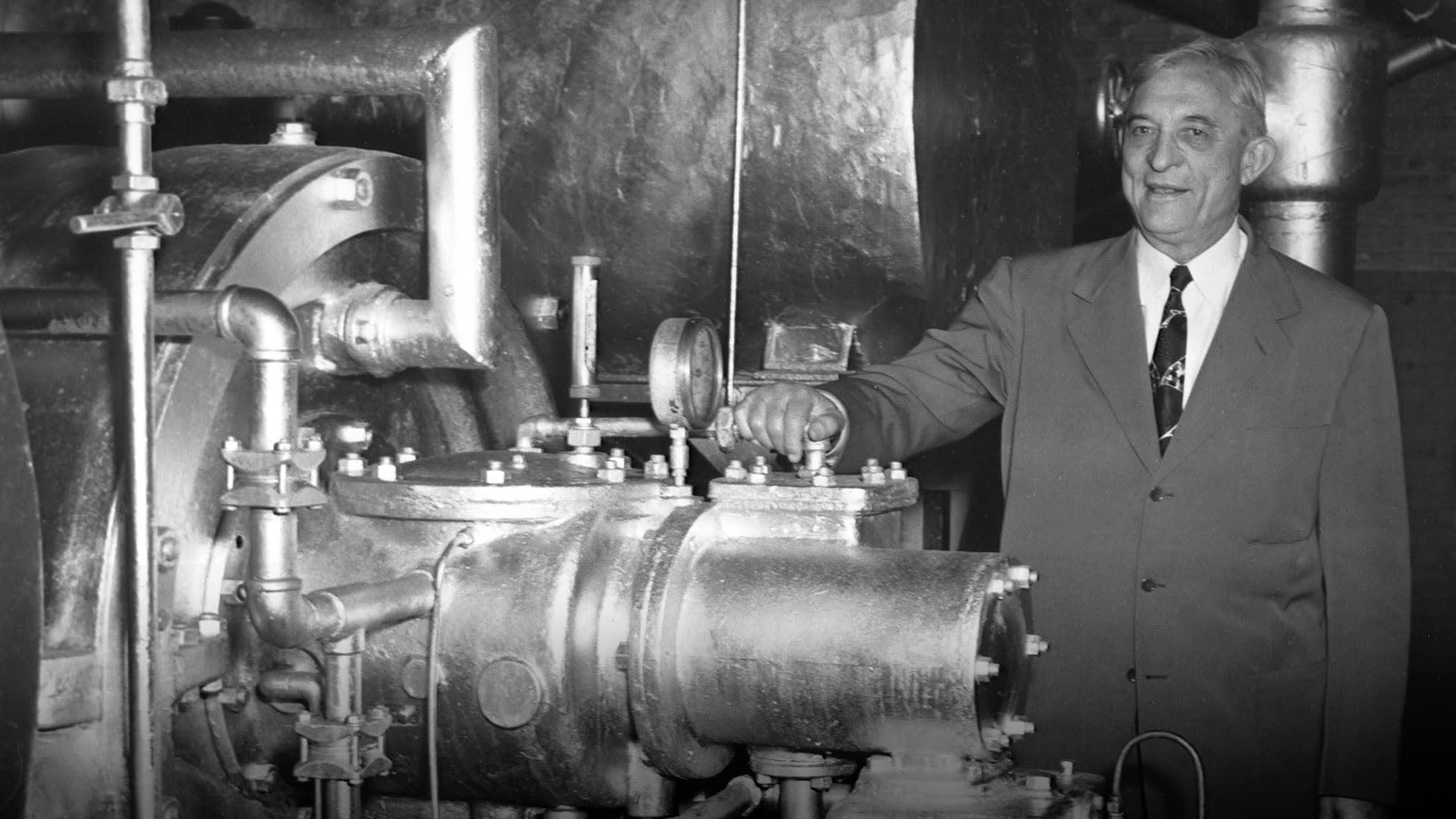 1950-carrier-visits-first-centrifugal-chiller-16x9