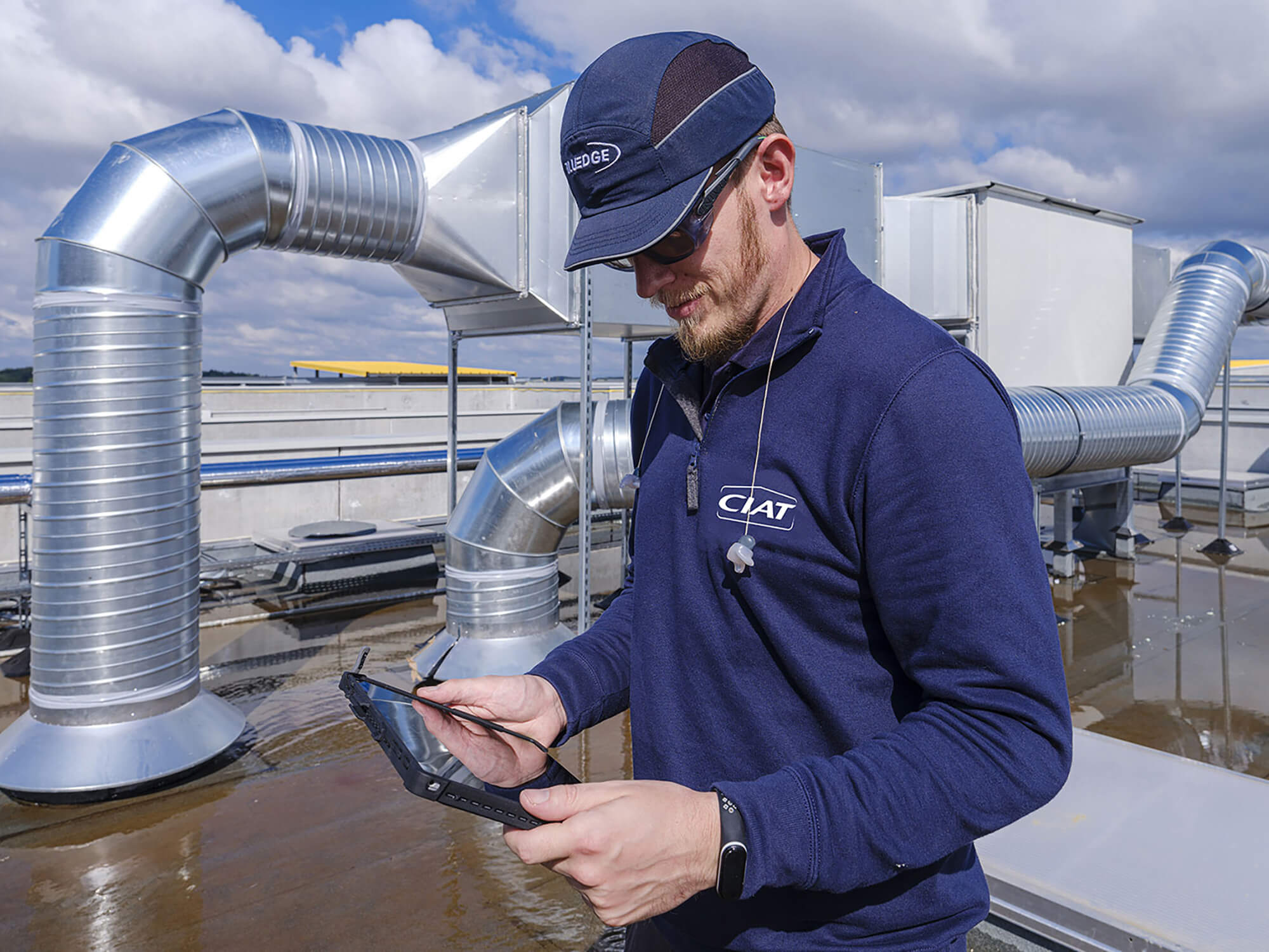 bluedge-digital-technician-on-site-using-a-tablet