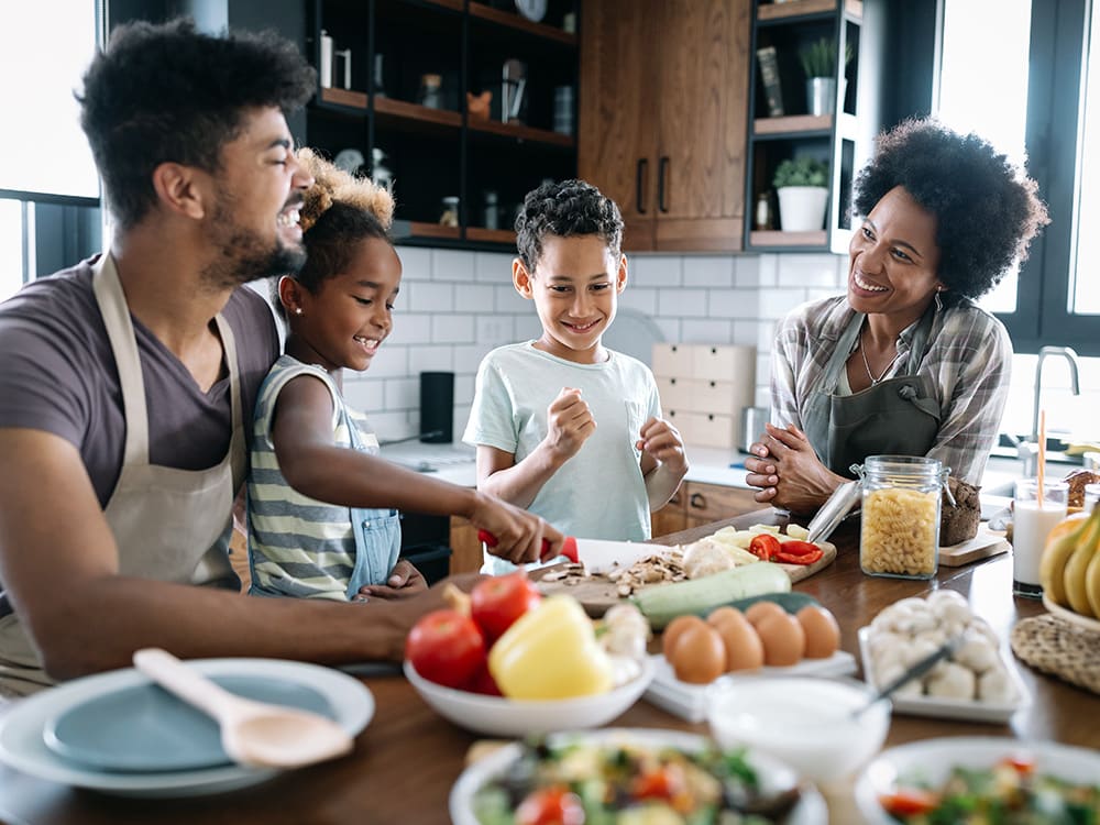 happy-family-in-the-kitchen-cooking-together-4x3