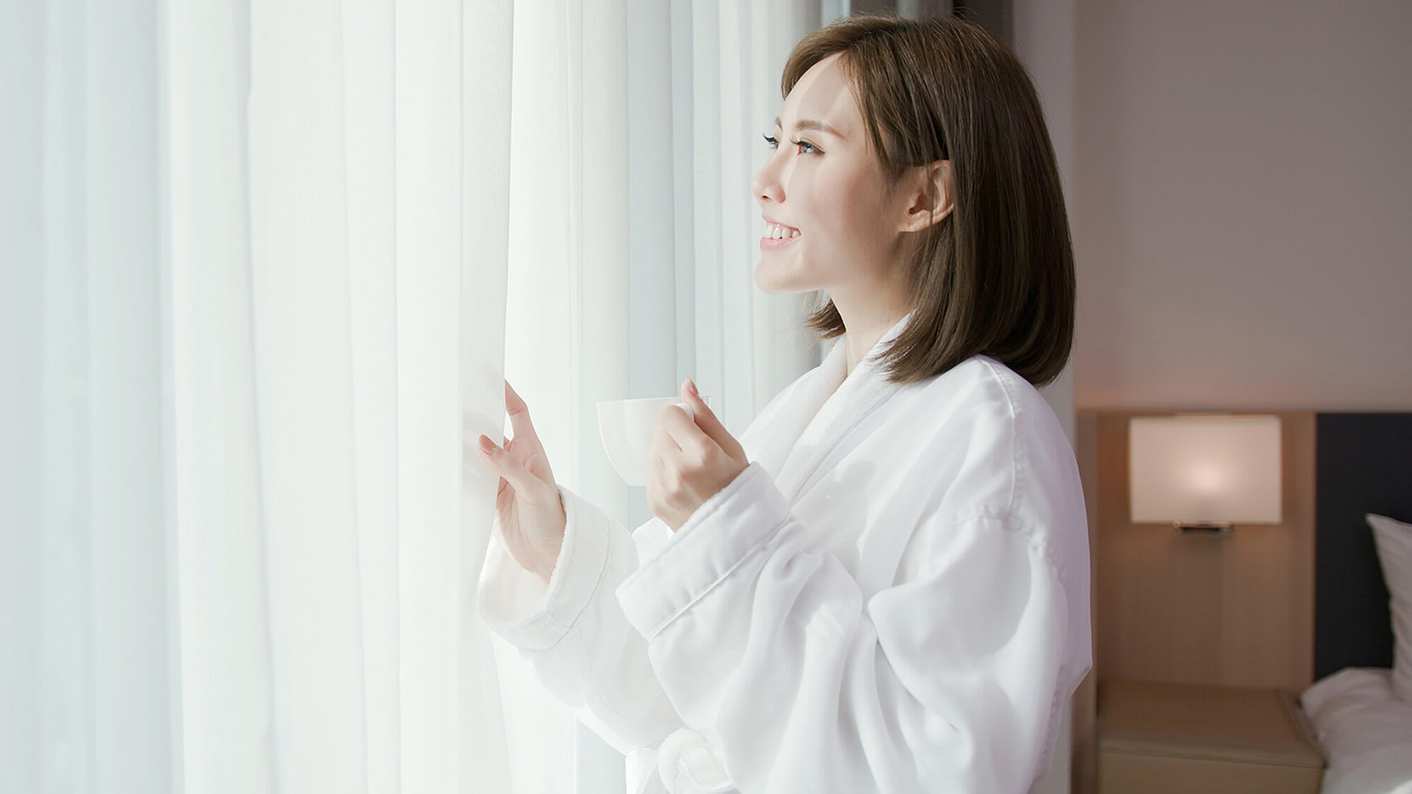 woman-in-hotel-room