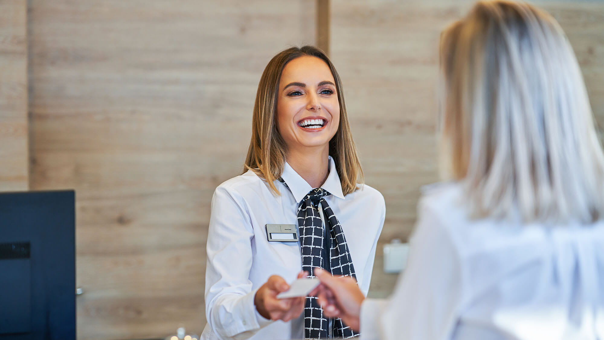 woman-check-in-hotel-h