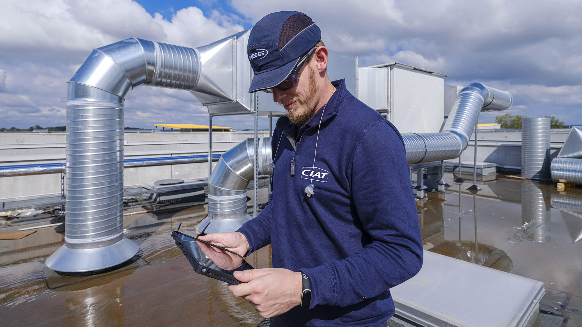 bluedge-digital-technician-on-site-using-a-tablet-h