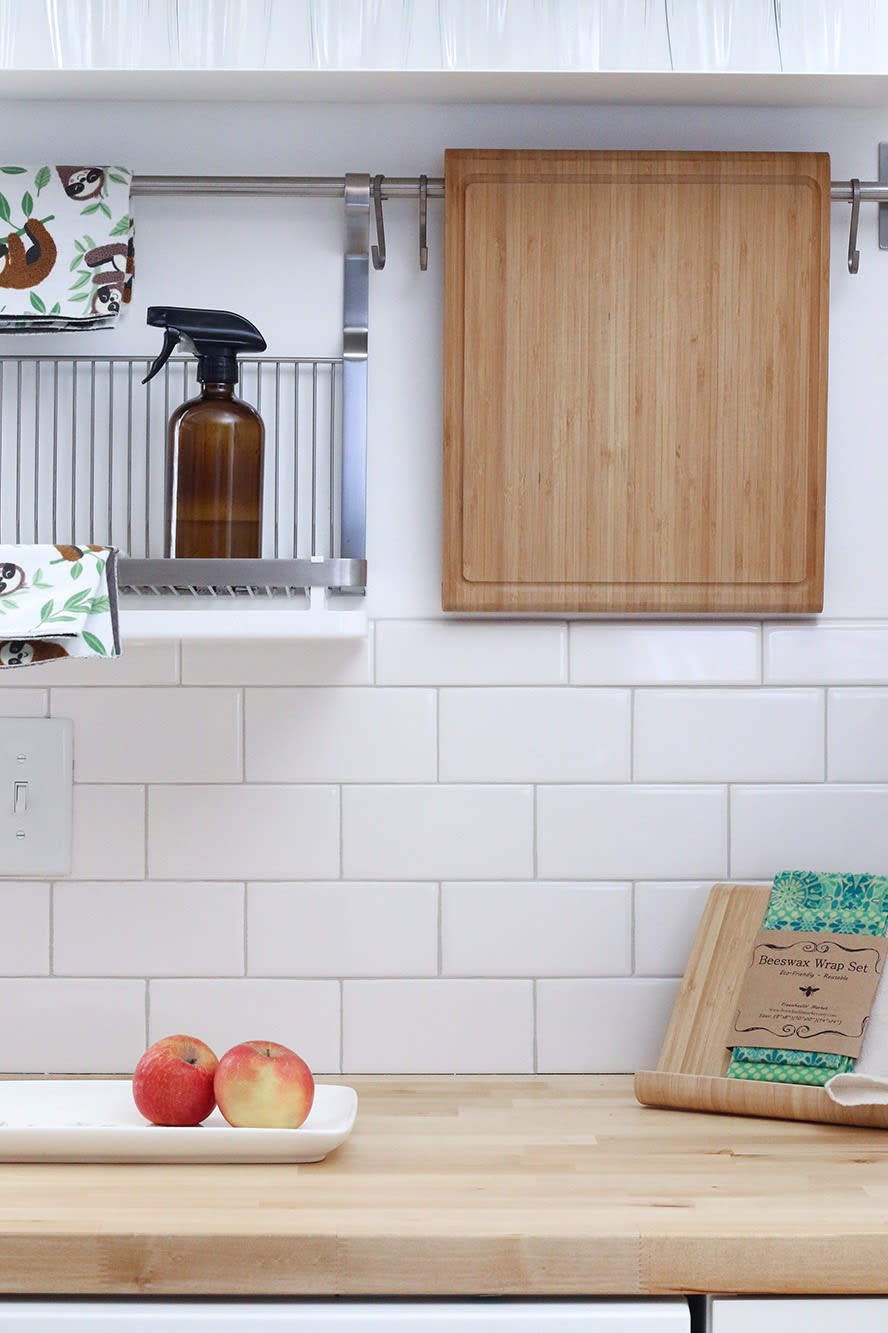 kitchen-area-with-apples-on-plate-2_x_3