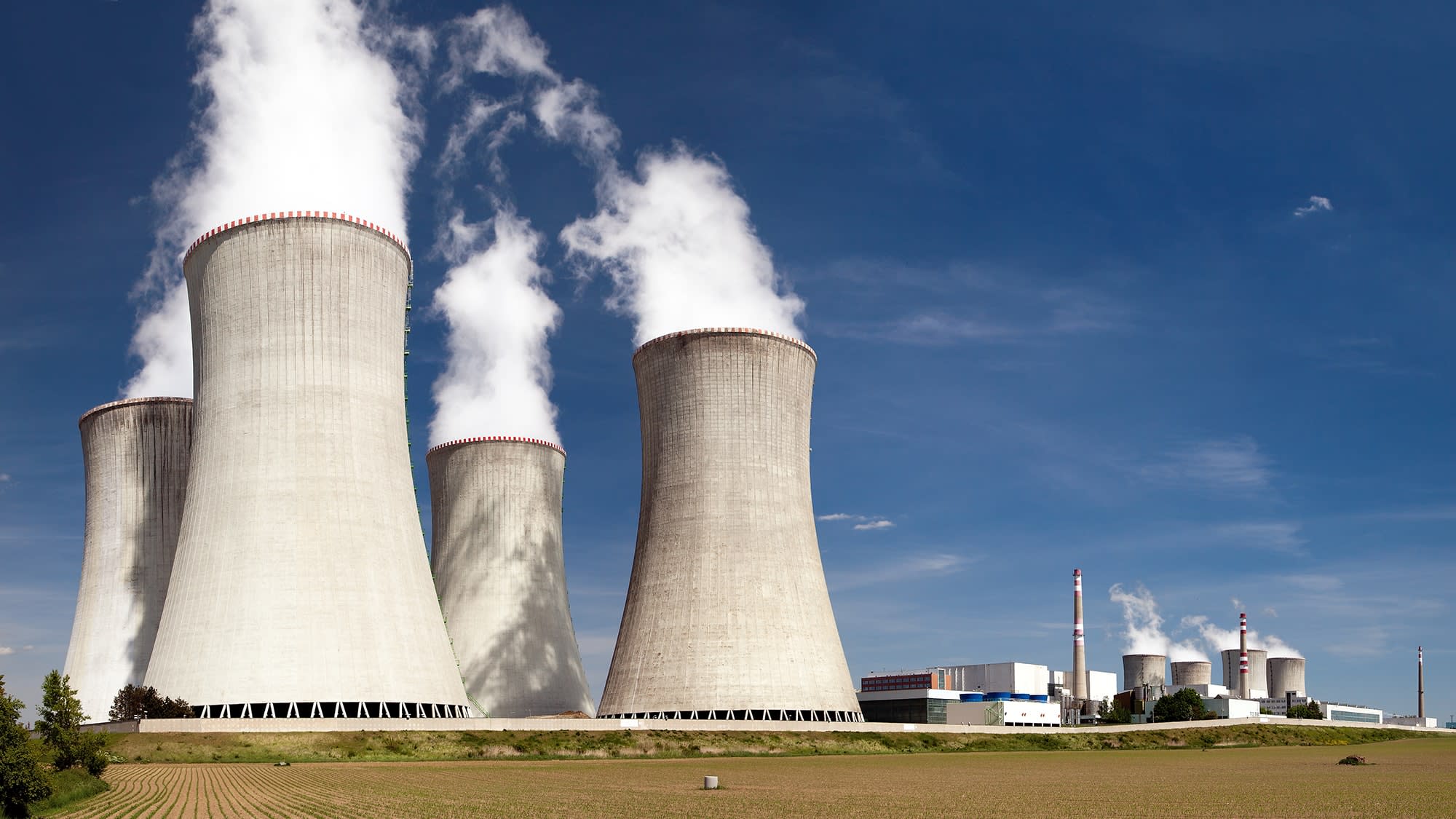 nuclear-power-plant-and-cooling-towers-h
