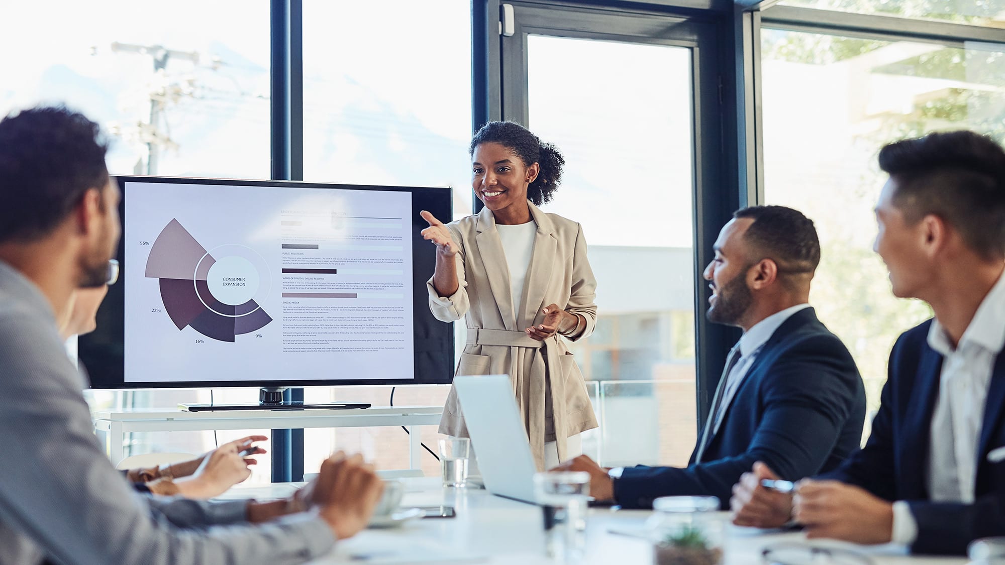 speaker-speaking-with-coworkers-in-conference-room-h