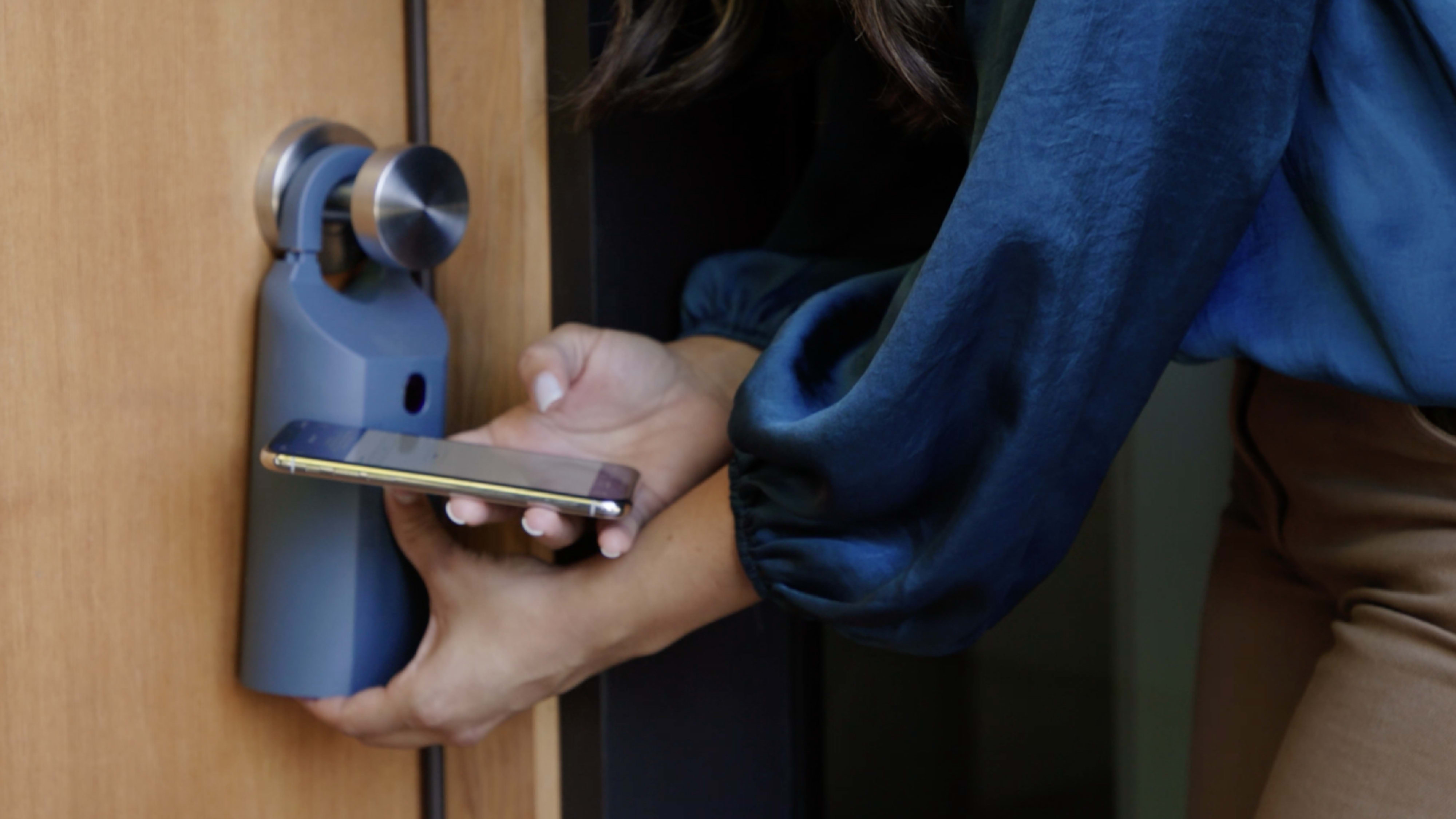 real-estate-agent-opening-supra-lockbox-with-mobile-app-1920x1080-01