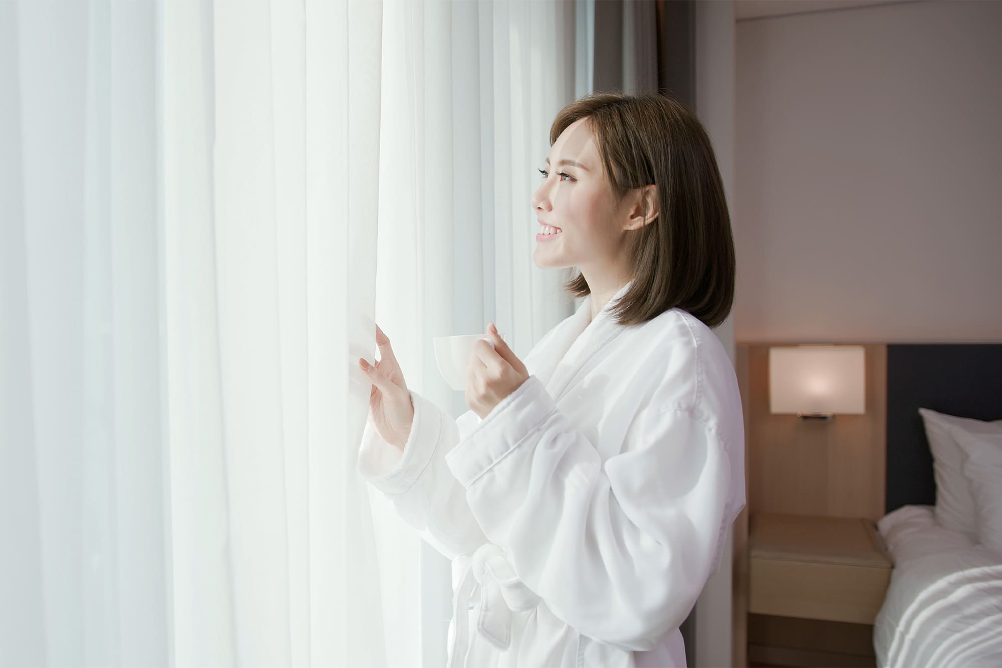 woman-in-hotel-room-c