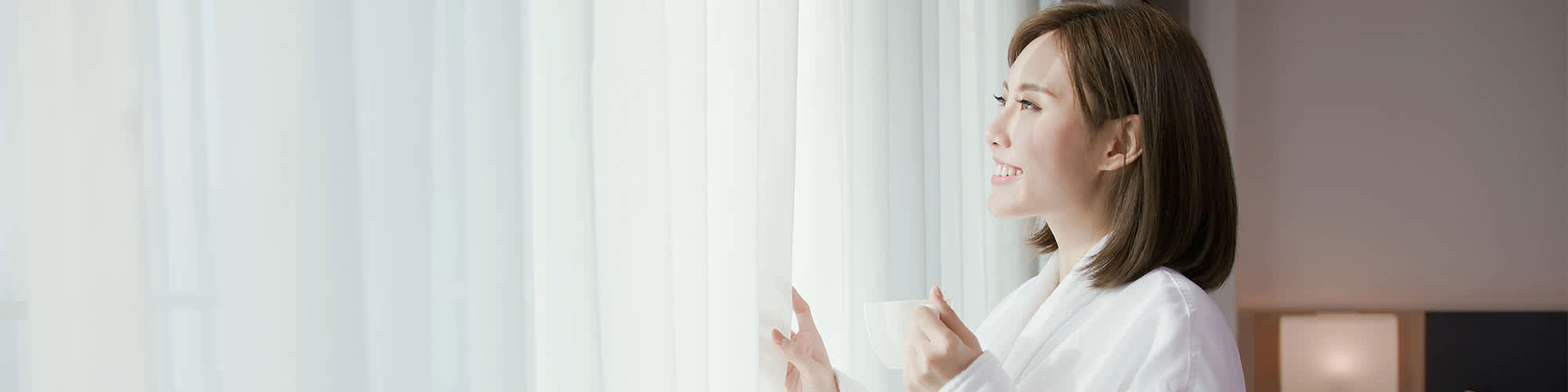 woman-in-hotel-room-h